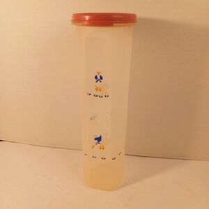 Vintage Tupperware spaghetti keeper with lid